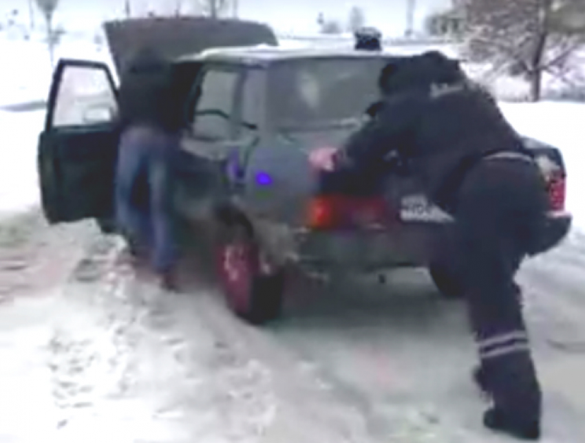 Ростовские полицейские спасли двоих автомобилистов от смерти в снегах