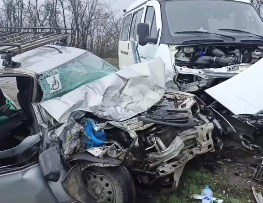 Пенсионер на «Гранте» протаранил встречную маршрутку под Ростовом 