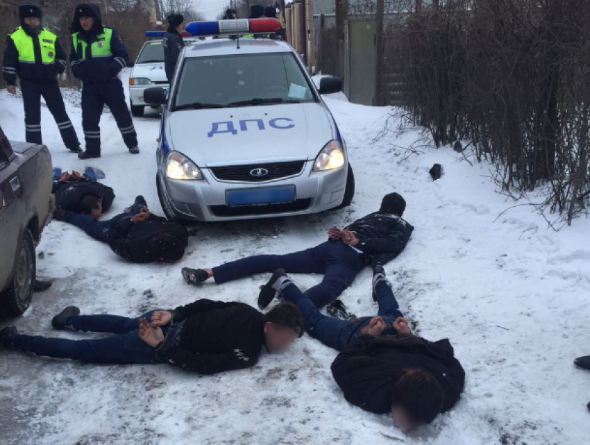 Погоня со стрельбой по колесам автомобиля развернулась на улицах Ростова