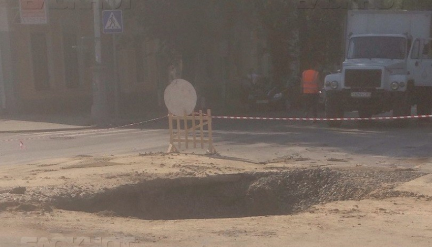В огромную яму в центре Таганрога продолжают проваливаться машины