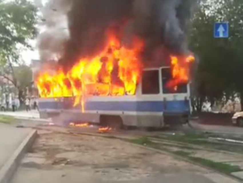Огромное пламя едва не покалечило пассажиров вспыхнувшего трамвая в Ростовской области