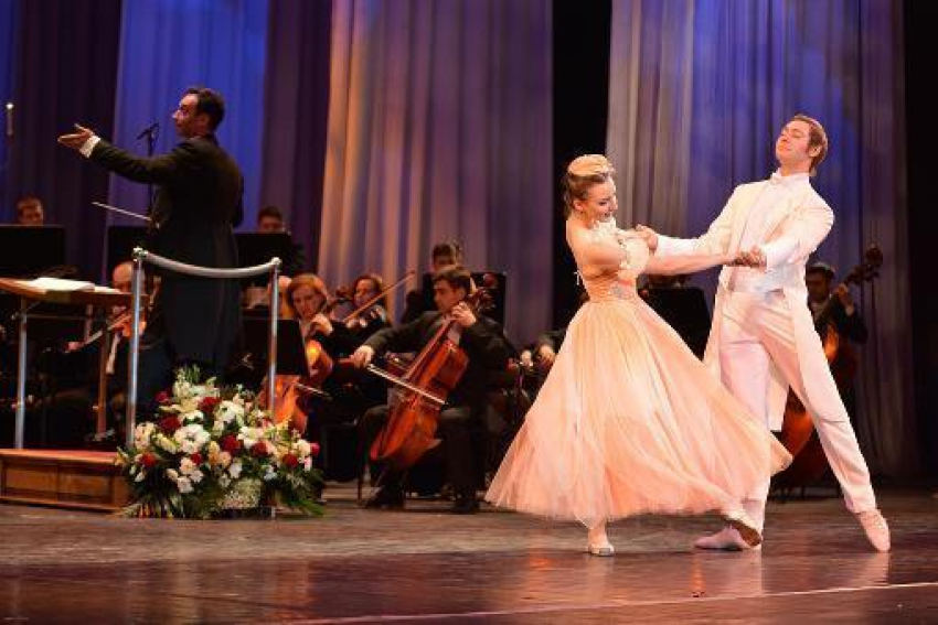 Музыкальный  театр поздравил защитников  Отечества   легендарной программой «Штраус-гала»