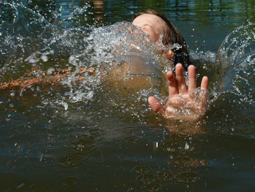 Достававший из воды поплавок 17-летний мальчик утонул во время рыбалки в Ростовской области