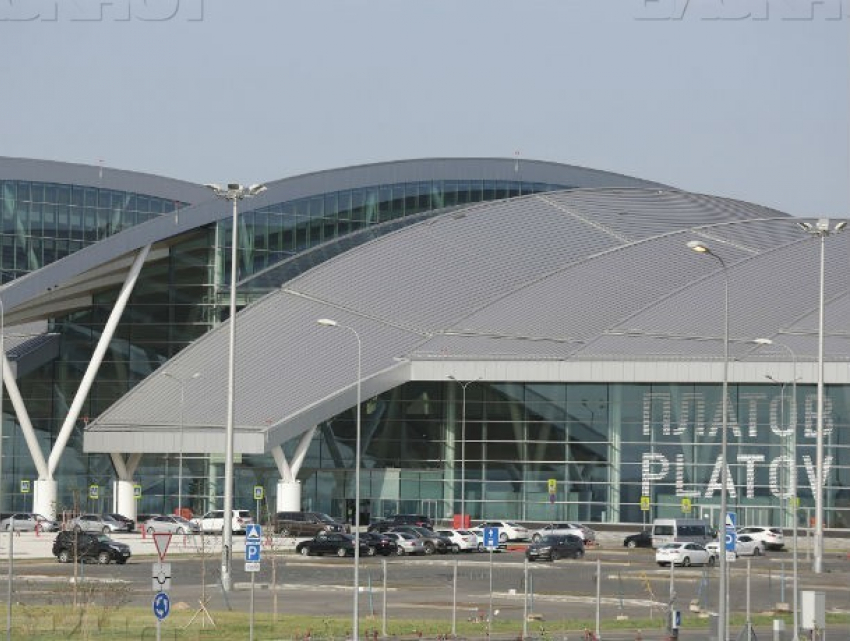 Пять кругов в грозовом небе сделал самолет над аэропортом «Платов» в Ростове
