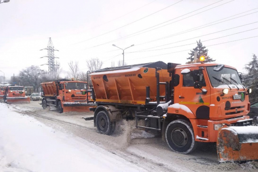 На уборку Ростова от снега брошены 400 дворников и 170 спецмашин