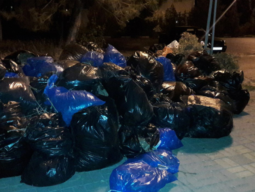 Десятки гниющих мешков с мусором оставили на центральной площади после субботника в Ростовской области