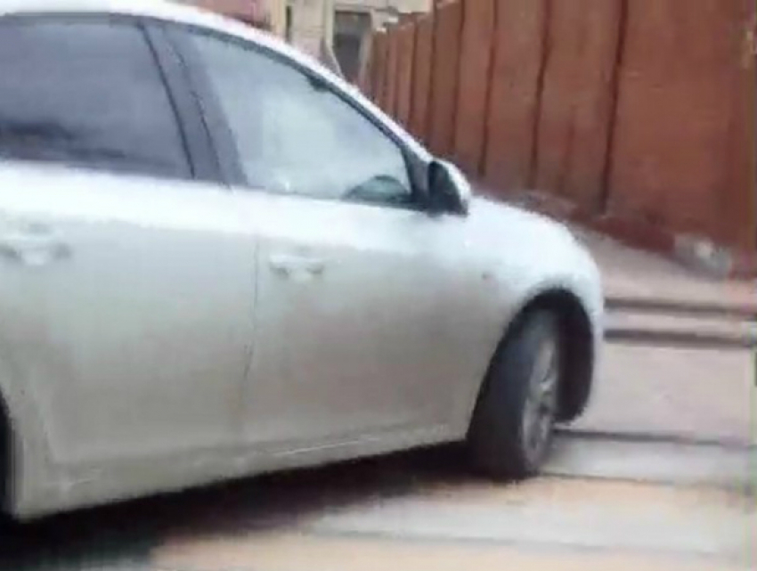 Матом ответил возмущенному прохожему припарковавшийся в запрещенном месте автохам из мэрии Ростова