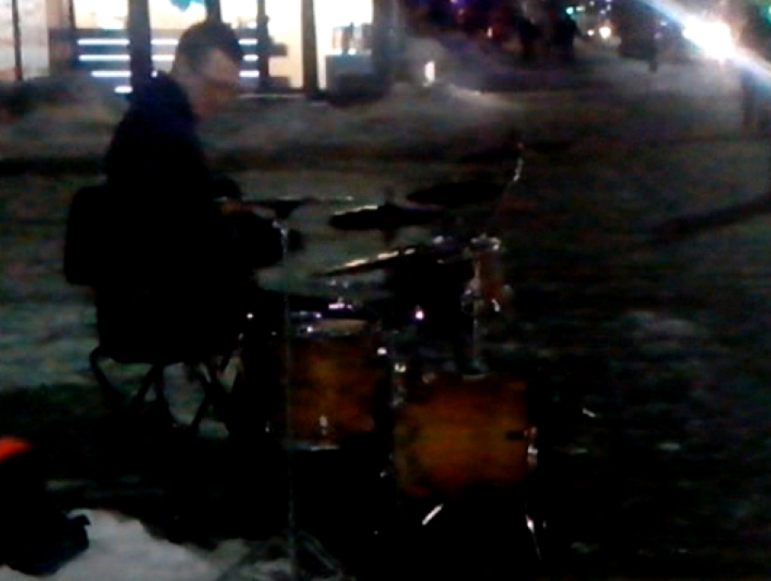 "С огоньком» играющий барабанщик порадовал горожан на видео в центре Ростова