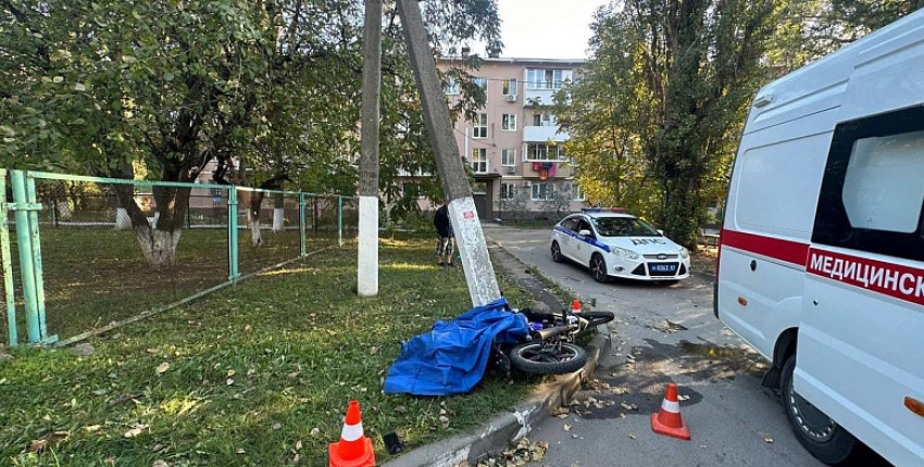 В Новочеркасске подросток врезался в столб на скутере и погиб