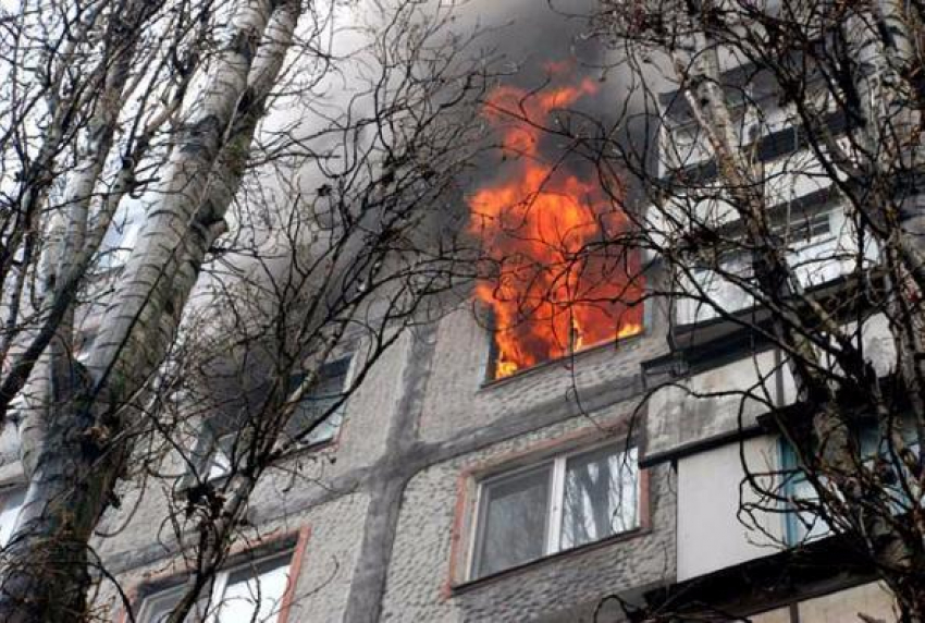 В Ростове на Таганрогской в девятиэтажке сгорела квартира 