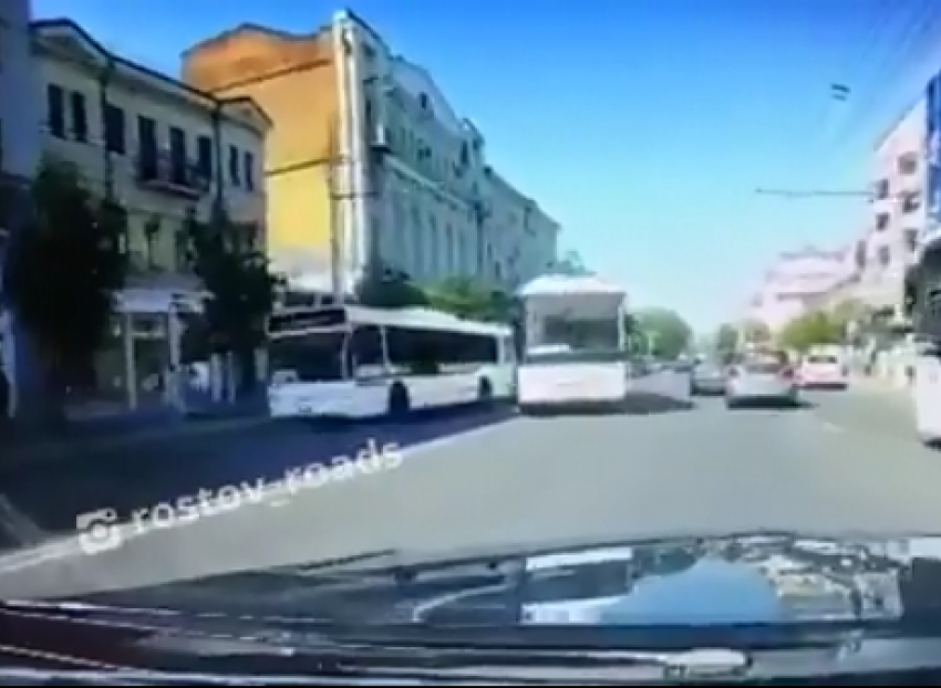 В Ростове водитель автобуса проехал по встречке на Большой Садовой