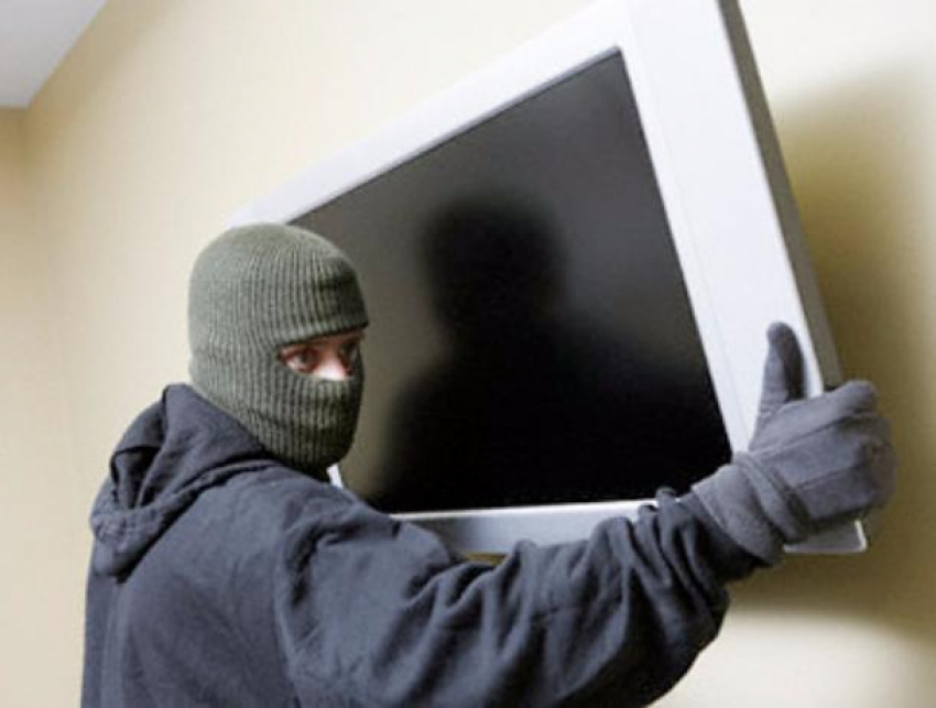 Рецидивист похитил телевизор из дома своего друга в Ростовской области