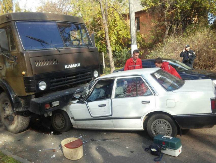 Житель Ростовской области погиб в жутком лобовом ДТП с грузовиком на мокрой воронежской трассе