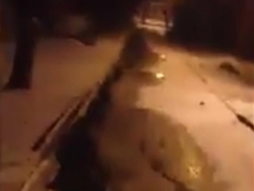 Грязный ручей из прорвавшейся канализации сняли на видео жильцы «Красных ворот» в Ростове