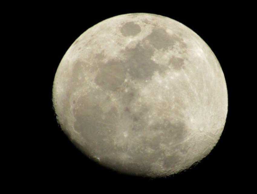Впечатляющие фото полной Луны в начале затмения восхитили жителей Ростова