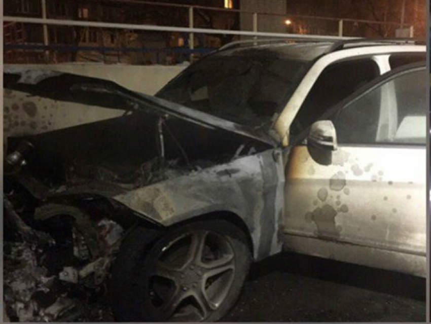 Жутким пожаром уничтожен  Mercedes-Benz на улице Варфоломеева в Ростове