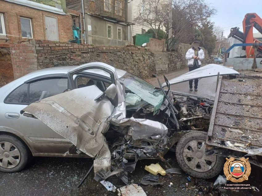 Водитель пострадал в массовом ДТП на улице Красных Зорь в Ростове в Рождество 