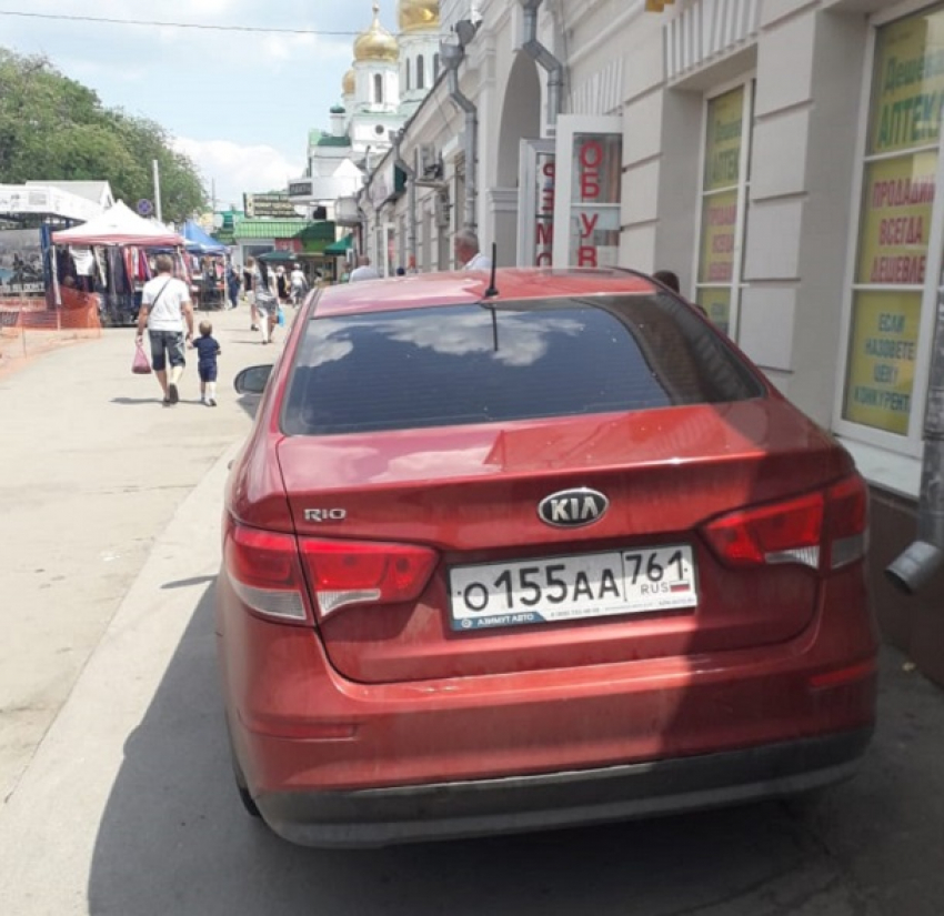 «Машины стоят на тротуаре, а гаишники бездействуют»: горожанин пожаловался на незаконную парковку в центре Ростова  