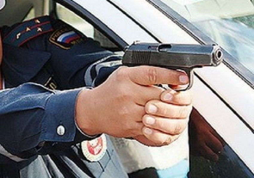 На сотрудника полиции напали с ножом