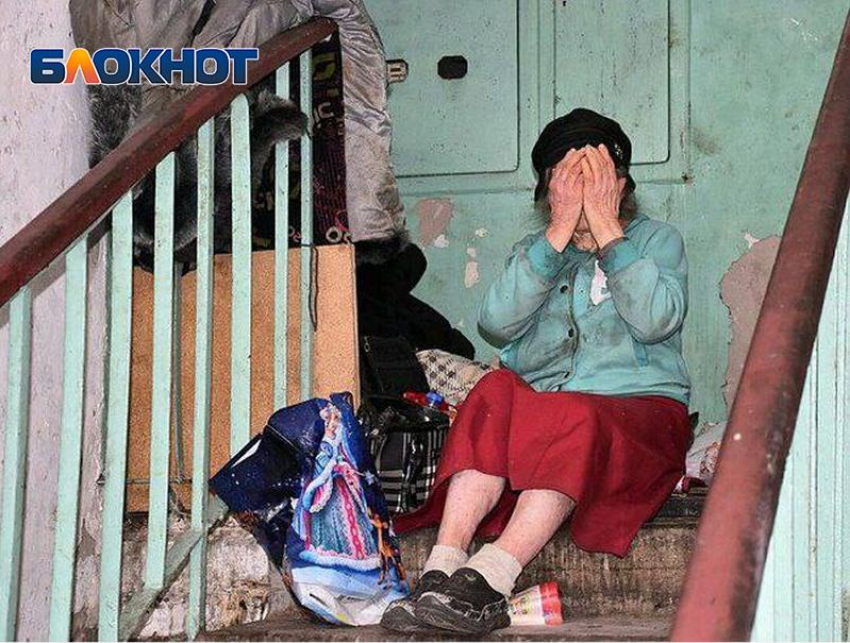 «Она не одуванчик»: в Ростове старушка с синдромом Плюшкина завалила многоэтажный дом мусором и спит в подъезде