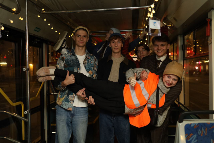 Ростовчан и гостей города удивили премьерой спектакля в трамвае