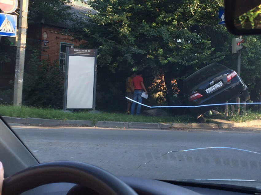 Гонщик на Toyota Camry на большой скорости влетел в светофор в Ростове-на-Дону