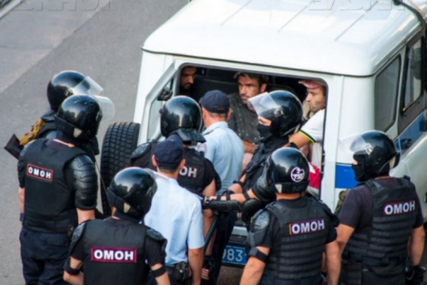 После драки десантников и рабочих в Ростове полицейские задержали пятерых ее участников