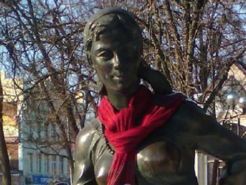 Красивую девушку-памятник в Ростове укутали в яркий шарф