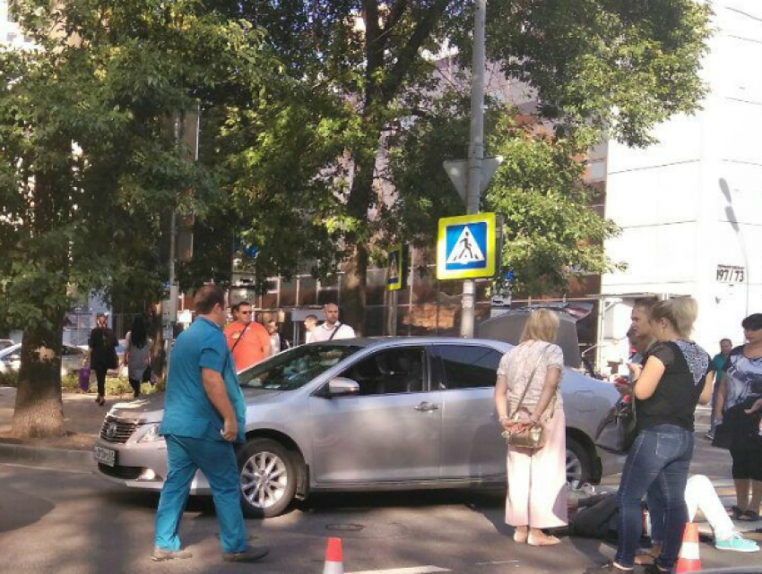 Лежащая на проезжей части женщина шокировала автомобилистов и прохожих в Ростове