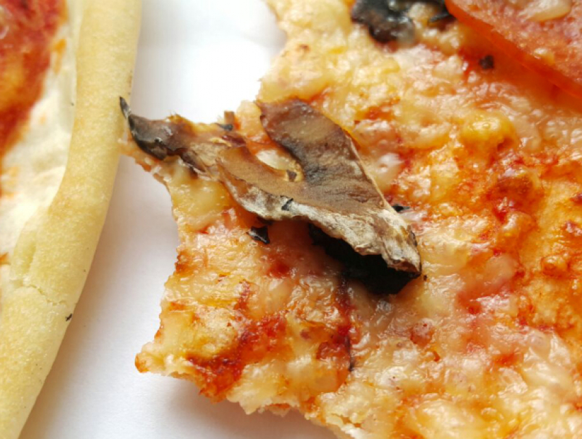 Пиццу с плесенью предложил поесть популярный ростовский ресторан имениннику