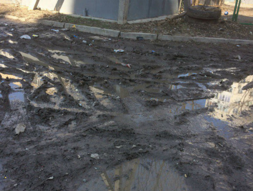 В грядку для будущего огорода превратили зарвавшиеся ремонтники дорогу к жилому дому в Ростове