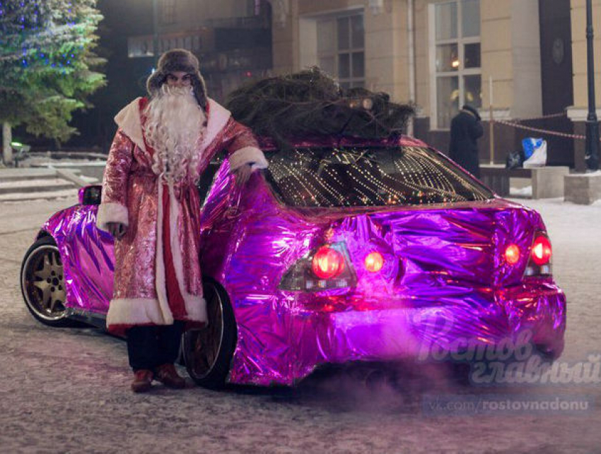 Дед Мороз на гламурном розовом автомобиле в центре Ростова попал на фото