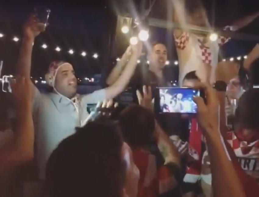 Безумные хорватские фанаты взорвали песней ночной Ростов