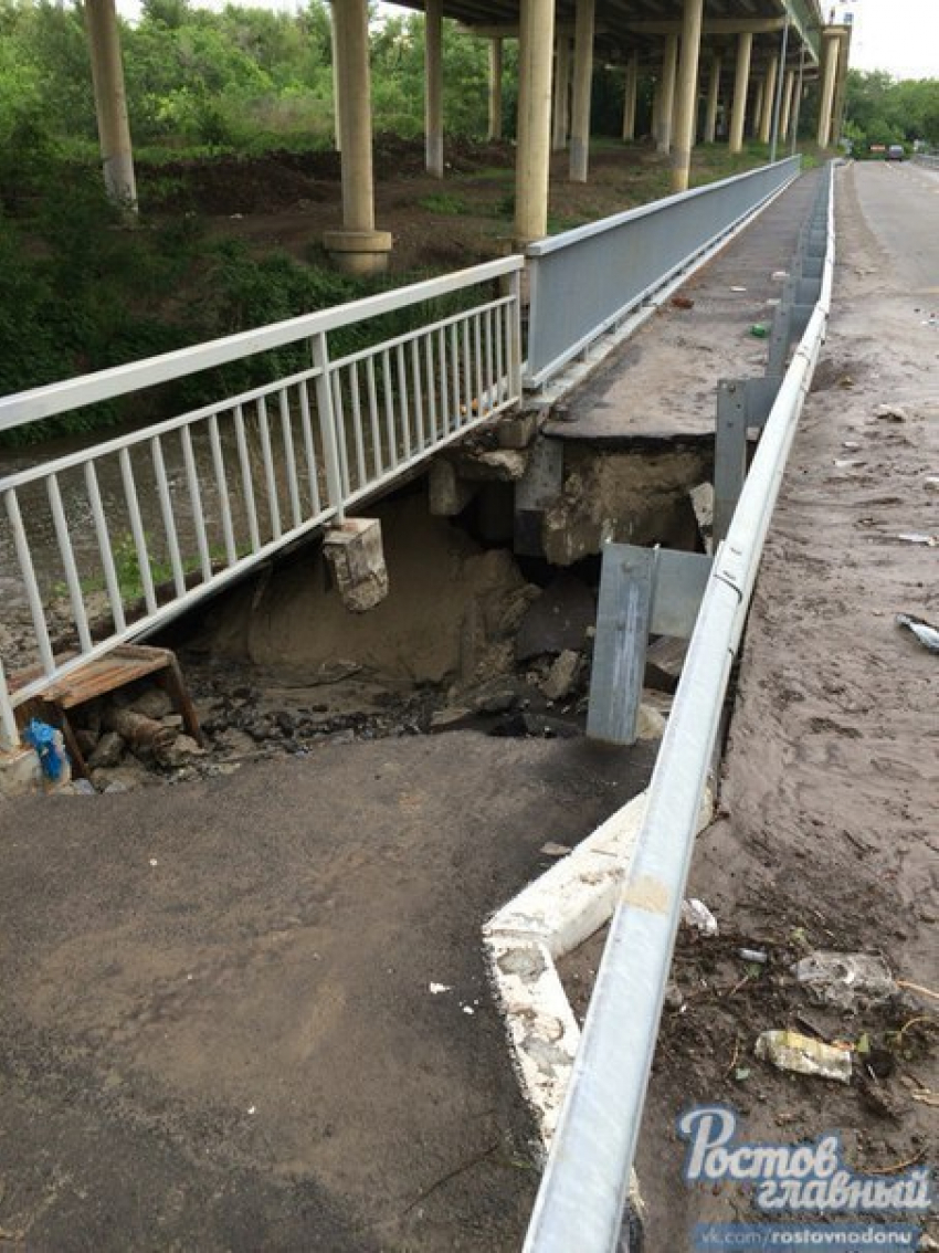 Под Текучевским мостом в Ростове обвалился грунт 