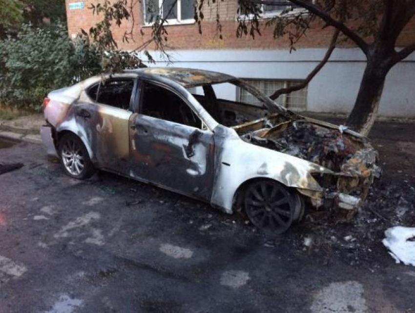 «Лексус» за 2 млн рублей сгорел на глазах владельца в Ростовской области