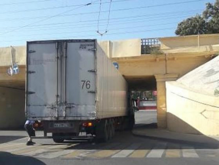 Уверенный «в своих размерах» водитель фуры застрял под мостом на ростовском Сельмаше