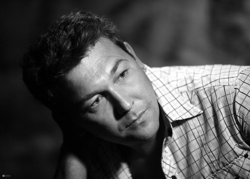 Известный театральный актер Антон Черных погиб под колесами автомобиля в Ростове