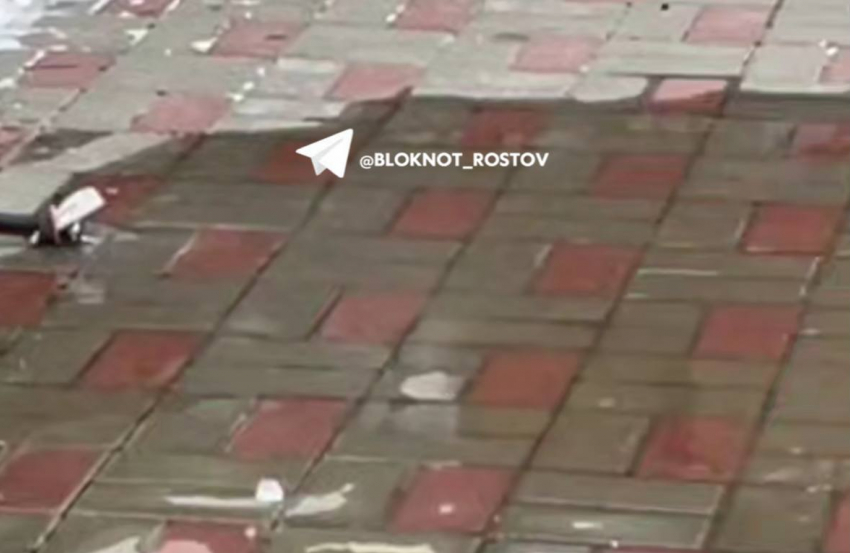 В Ростове церковь поливает Пушкинскую чем-то из шланга  