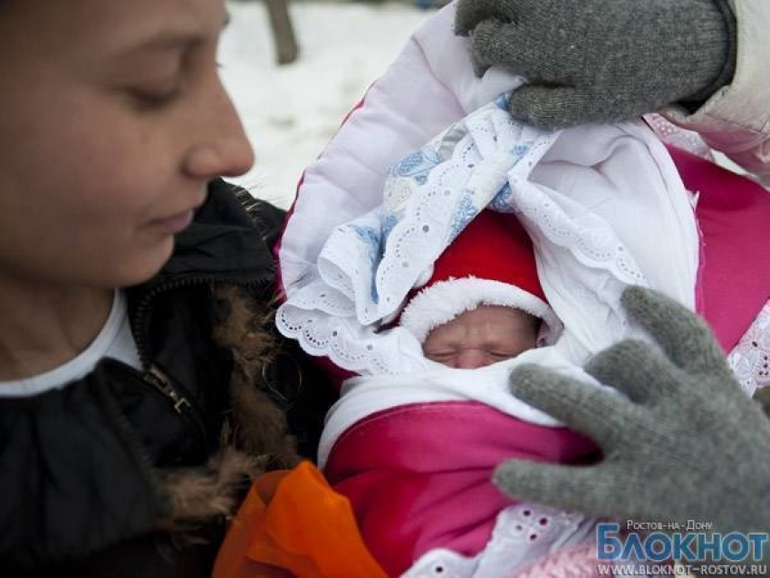 Из-за закрытого родильного отделения жительница Азовского района родила дочку в поле  