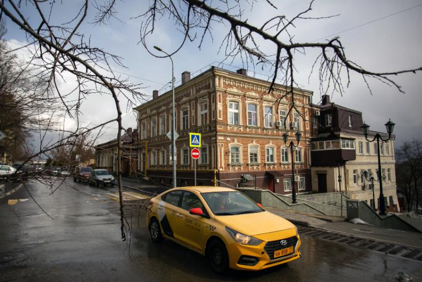 Таксистам Ростовской области отказали в праве ездить на разноцветных машинах