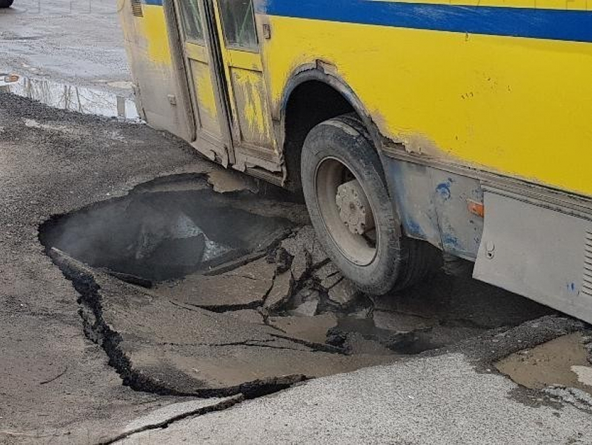 Пассажирский автобус провалился в «кипящее подземелье» в Ростовской области