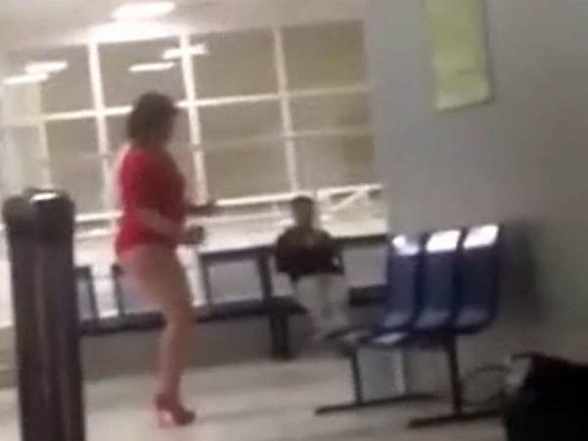 К устроившей эротический танец «шальной фее» в ростовский аэропорт приезжали санитары психбольницы