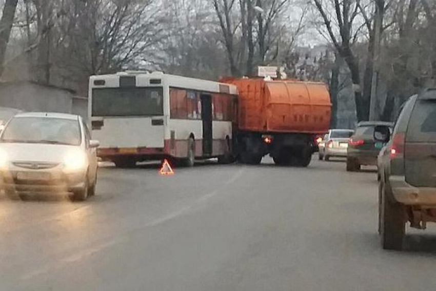 В Ростове автобус столкнулся с мусоровозом