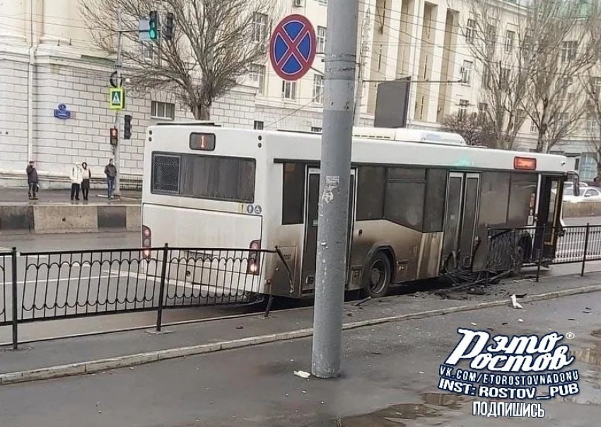 Водителю автобуса в Ростове грозит 15 суток ареста за сломанное ограждение