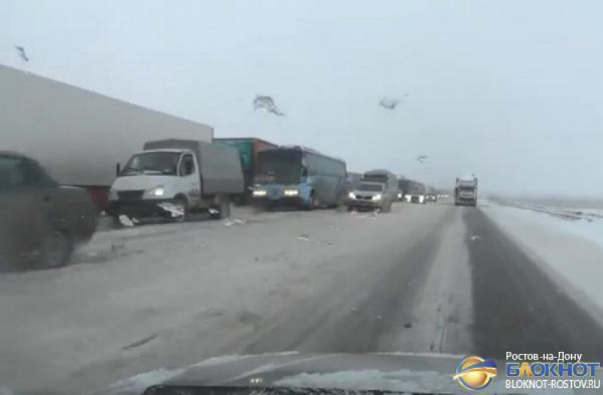 Из-за снегопада движение на М-4 «Дон» было парализовано. Видео