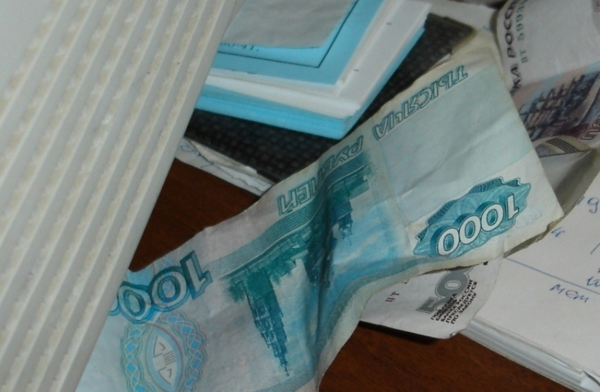В Ростовской области женщина обокрала приятеля, когда тот вышел из комнаты 