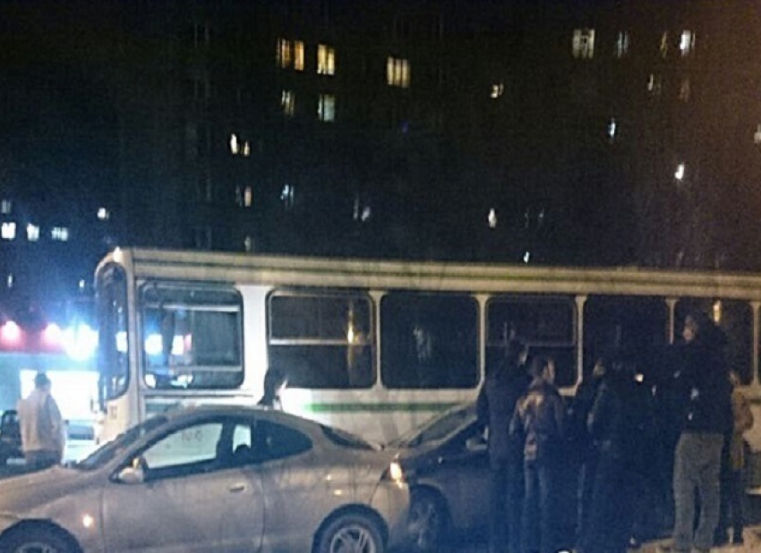 Иномарка протаранила пассажирский автобус в Ростове