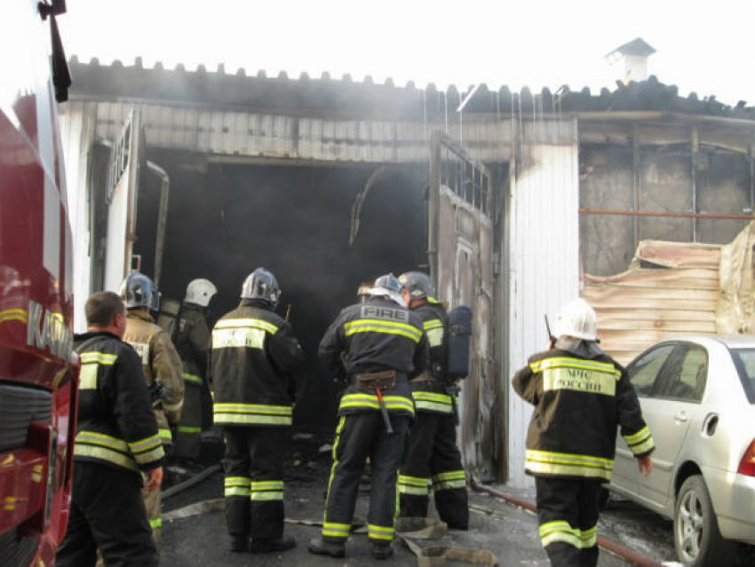 Из-за короткого замыкания загорелся склад в Ростове: пожарные спасли работников