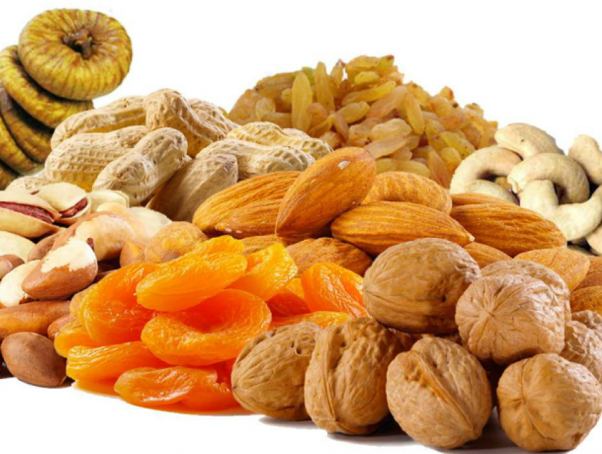 Орехи и фрукты с вредоносными мошками изъяли у пассажиров в ростовском аэропорту