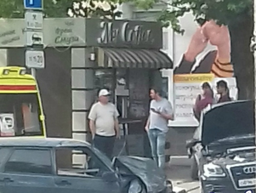 Представитель русского автопрома протаранил Audi в центре Ростова